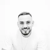 Porträtfoto eines Lesers mit Smartphone