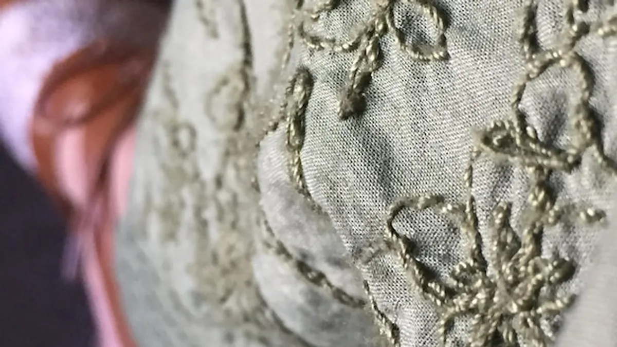 Leerer roter Teppich mit Absperrseilen unter warmem Scheinwerferlicht